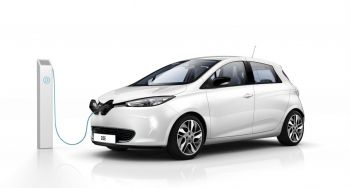 Elektrische auto bij een laadpaal Elektrische auto bij een laadpaal