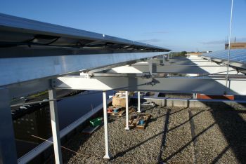 Blauwe zonnepanelen geplaatst op plat dak te Leeuwarden in juni 2011 Blauwe zonnepanelen geplaatst op plat dak te Leeuwarden in juni 2011