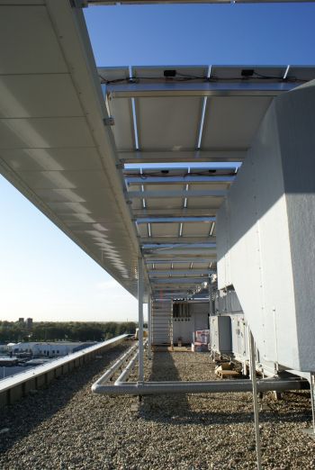 Blauwe zonnepanelen geplaatst op plat dak te Leeuwarden in juni 2011 Blauwe zonnepanelen geplaatst op plat dak te Leeuwarden in juni 2011