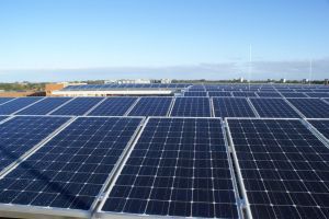 Blauwe zonnepanelen geplaatst op plat dak te Leeuwarden in juni 2011 Blauwe zonnepanelen geplaatst op plat dak te Leeuwarden in juni 2011