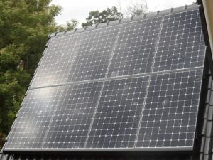 Sunpower zonnepanelen geplaatst op schuin dak te Borger in juni 2013 Sunpower zonnepanelen geplaatst op schuin dak te Borger in juni 2013