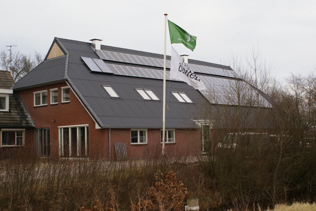 Blauwe zonnepanelen geplaatst op schuin dak te Zwartemeer in 2011 Blauwe zonnepanelen geplaatst op schuin dak te Zwartemeer in 2011