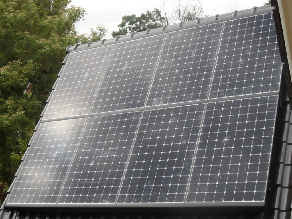 Sunpower zonnepanelen geplaatst op schuin dak te Borger in juni 2013 Sunpower zonnepanelen geplaatst op schuin dak te Borger in juni 2013