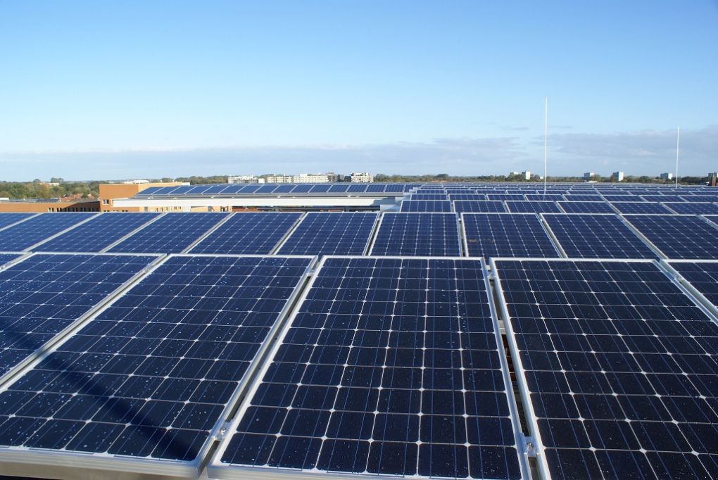Blauwe zonnepanelen geplaatst op plat dak te Leeuwarden in juni 2011 Blauwe zonnepanelen geplaatst op plat dak te Leeuwarden in juni 2011