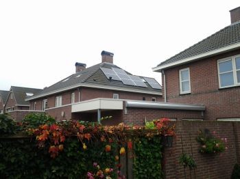Blauwe zonnepanelen geplaatst op schuin dak te Assen in oktober 2012