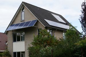 Blauwe zonnepanelen geplaatst op schuin dak te Veendam in november 2012 Blauwe zonnepanelen geplaatst op schuin dak te Veendam in november 2012