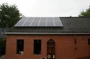 Blauwe zonnepanelen geplaatst op schuin dak te Oude Pekela in juli 2012 Blauwe zonnepanelen geplaatst op schuin dak te Oude Pekela in juli 2012 01
