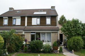 Blauwe zonnepanelen geplaatst op schuin dak te Klazienaveen in november 2012 Blauwe zonnepanelen geplaatst op schuin dak te Klazienaveen in november 2012
