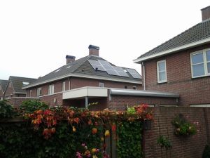 Blauwe zonnepanelen geplaatst op schuin dak te Assen in oktober 2012 Blauwe zonnepanelen geplaatst op schuin dak te Assen in oktober 2012