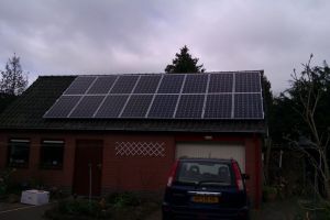 Blauwe zonnepanelen geplaatst op schuin dak te Zuidlaren in september 2012 Blauwe zonnepanelen geplaatst op schuin dak te Zuidlaren in september 2012