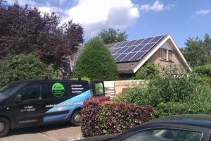 Blauwe zonnepanelen geplaatst op schuin dak te Emmen in juni 2012 Blauwe zonnepanelen geplaatst op schuin dak te Emmen in juni 2012
