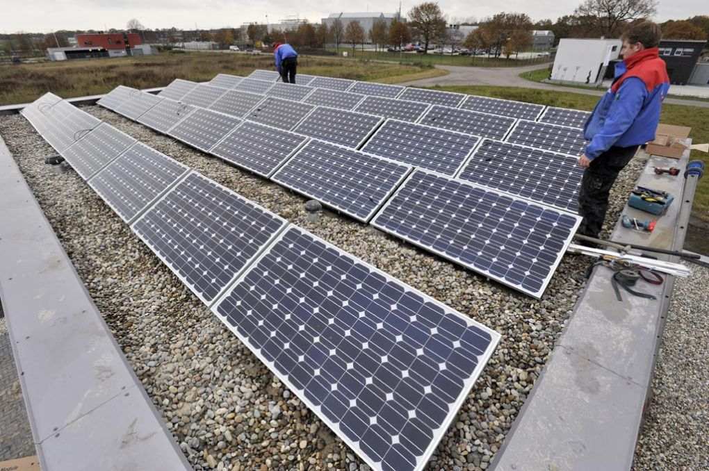 Blauwe zonnepanelen geplaatst op plat dak te Emmen in november 2012 Blauwe zonnepanelen geplaatst op plat dak te Emmen in november 2012