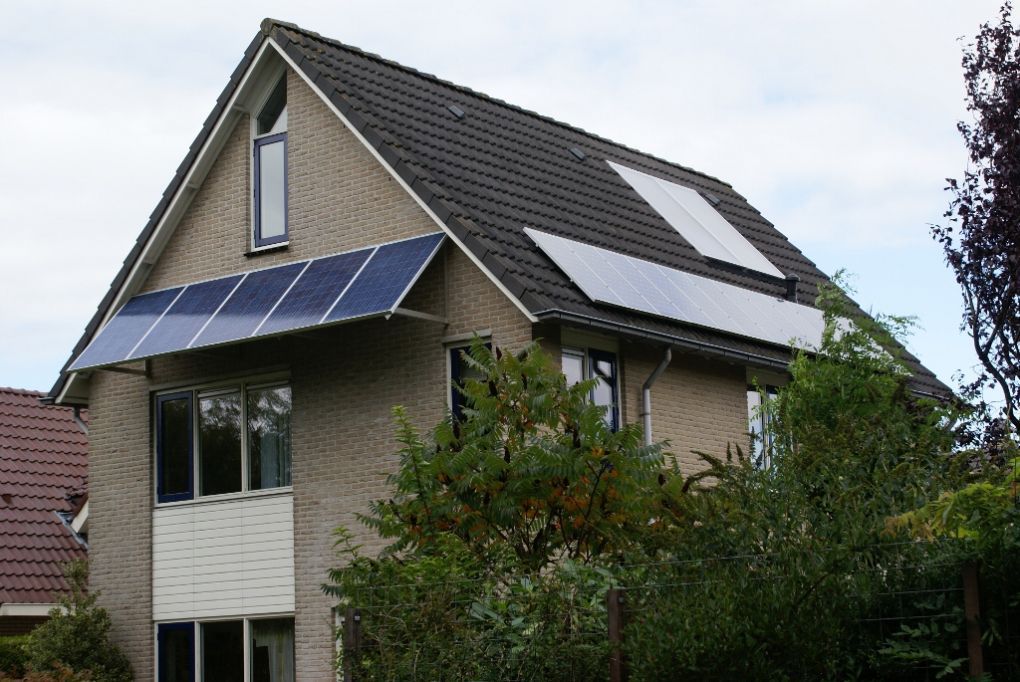 Blauwe zonnepanelen geplaatst op schuin dak te Veendam in november 2012 Blauwe zonnepanelen geplaatst op schuin dak te Veendam in november 2012
