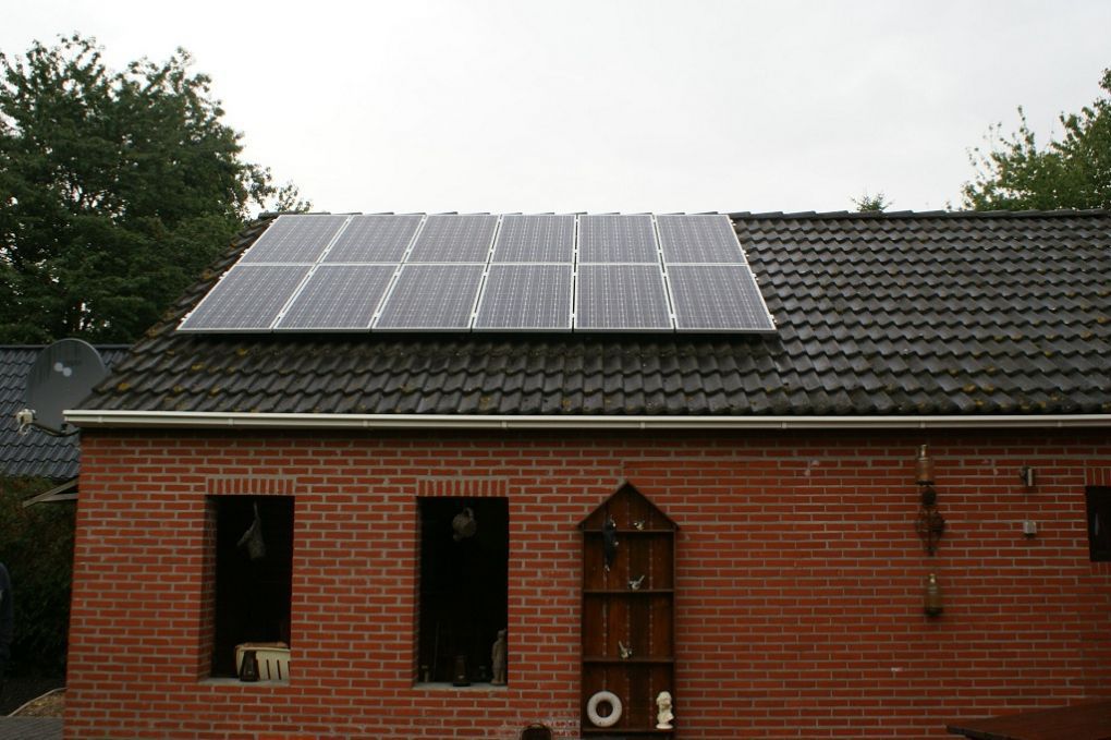 Blauwe zonnepanelen geplaatst op schuin dak te Oude Pekela in juli 2012 01 Blauwe zonnepanelen geplaatst op schuin dak te Oude Pekela in juli 2012 01