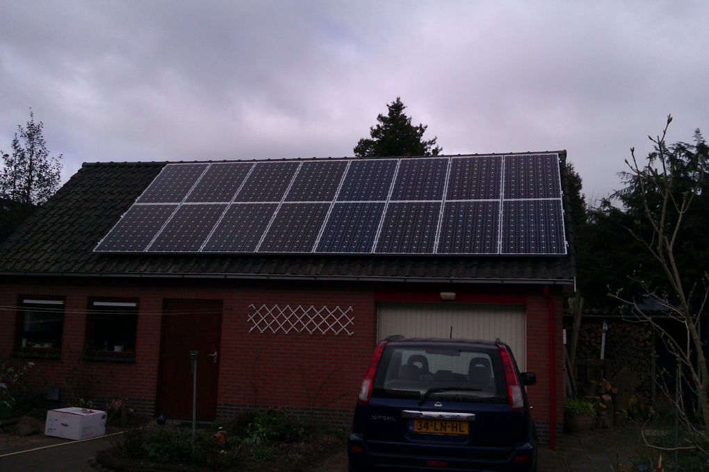 Blauwe zonnepanelen geplaatst op schuin dak te Zuidlaren in september 2012 Blauwe zonnepanelen geplaatst op schuin dak te Zuidlaren in september 2012
