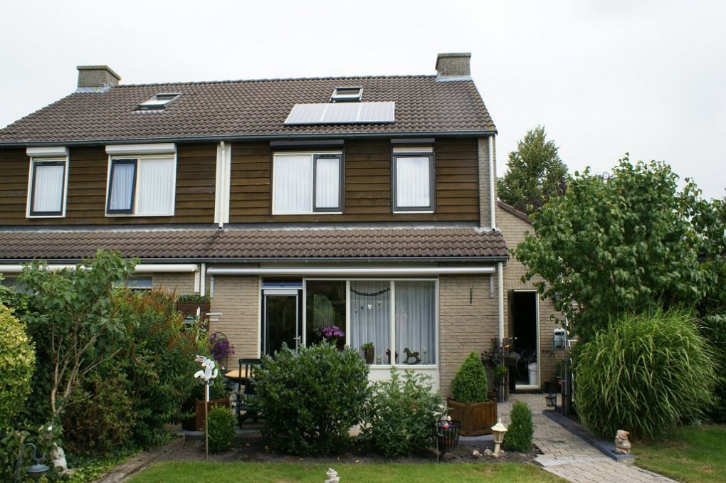 Blauwe zonnepanelen geplaatst op schuin dak te Klazienaveen in november 2012 Blauwe zonnepanelen geplaatst op schuin dak te Klazienaveen in november 2012