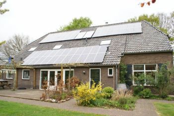 Blauwe zonnepanelen geplaatst op schuin dak te Noord Sleen in december 2013 Blauwe zonnepanelen geplaatst op schuin dak te Noord Sleen in december 2013
