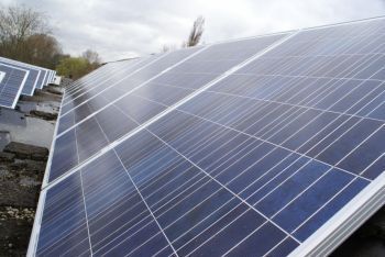 Blauwe zonnepanelen geplaatst op plat dak te Capelle aan de IJssel in december 2013 Blauwe zonnepanelen geplaatst op plat dak te Capelle aan de IJssel in december 2013