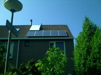 Blauwe zonnepanelen geplaatst op schuin dak te Groningen in december 2013 Blauwe zonnepanelen geplaatst op schuin dak te Groningen in december 2013