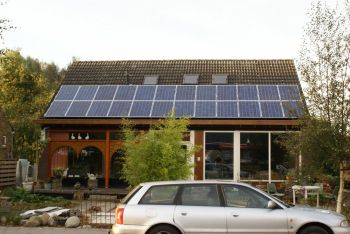 Blauwe zonnepanelen geplaatst op schuin dak te Bad Nieuweschans in oktober 2013 Blauwe zonnepanelen geplaatst op schuin dak te Bad Nieuweschans in oktober 2013