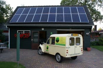 Blauwe zonnepanelen geplaatst op schuin dak te valthermond in juni 2013 Blauwe zonnepanelen geplaatst op schuin dak te valthermond in juni 2013