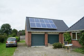 Blauwe zonnepanelen geplaatst op schuin dak te Een West in september 2013