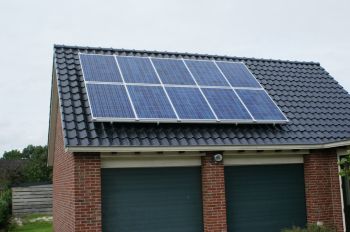 Blauwe zonnepanelen geplaatst op schuin dak te Een West in september 2013 Blauwe zonnepanelen geplaatst op schuin dak te Een West in september 2013