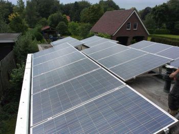 Blauwe zonnepanelen geplaatst op plat dak te Ter Apel in juni 2013