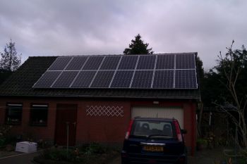Blauwe zonnepanelen geplaatst op schuin dak te Zuidlaren in september 2013
