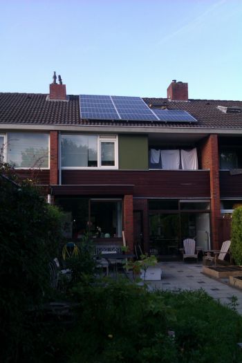 Blauwe zonnepanelen geplaatst op schuin dak te Haren in april 2013