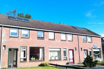 Blauwe zonnepanelen geplaatst op schuin daken te Gasselternijveen in september 2013 Blauwe zonnepanelen geplaatst op schuin daken te Gasselternijveen in september 2013