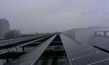 Blauwe zonnepanelen geplaatst op plat dak te Groningen in april 2013 Blauwe zonnepanelen geplaatst op plat dak te Groningen in april 2013