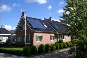 Zwarte zonnepanelen geplaatst op schuin dak te Ter Apel in december 2013 Zwarte zonnepanelen geplaatst op schuin dak te Ter Apel in december 2013
