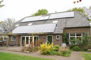 Blauwe zonnepanelen geplaatst op schuin dak te Noord Sleen in december 2013 Blauwe zonnepanelen geplaatst op schuin dak te Noord Sleen in december 2013