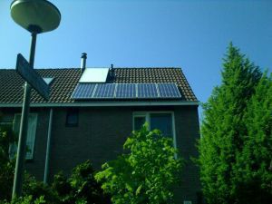 Blauwe zonnepanelen geplaatst op schuin dak te Groningen in december 2013 Blauwe zonnepanelen geplaatst op schuin dak te Groningen in december 2013