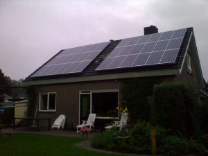 Blauwe zonnepanelen geplaatst op schuin dak te Zwartemeer in december 2013 Blauwe zonnepanelen geplaatst op schuin dak te Zwartemeer in december 2013