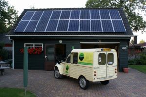 Blauwe zonnepanelen geplaatst op schuin dak te valthermond in juni 2013 Blauwe zonnepanelen geplaatst op schuin dak te valthermond in juni 2013