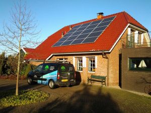 Blauwe zonnepanelen geplaatst op schuin dak te Oostwold in februari 2013 Blauwe zonnepanelen geplaatst op schuin dak te Oostwold in februari 2013