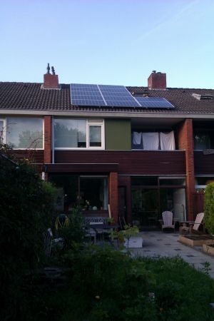 Blauwe zonnepanelen geplaatst op schuin dak te Haren in april 2013 Blauwe zonnepanelen geplaatst op schuin dak te Haren in april 2013