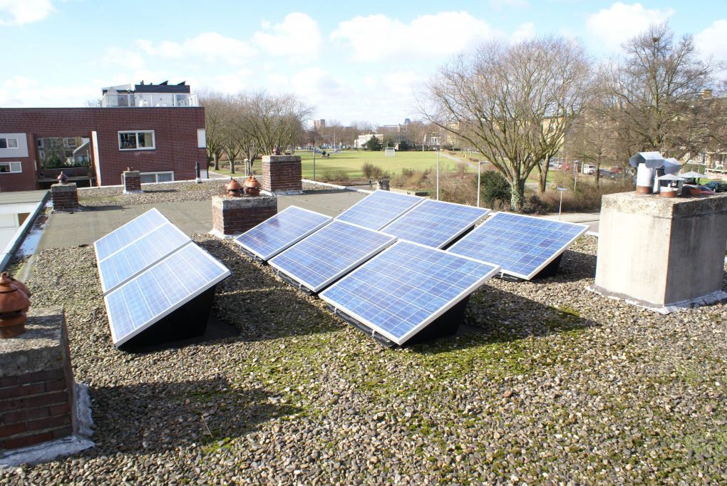 Blauwe zonnepanelen geplaatst op plat dak te Utrecht in december 2013 Blauwe zonnepanelen geplaatst op plat dak te Utrecht in december 2013