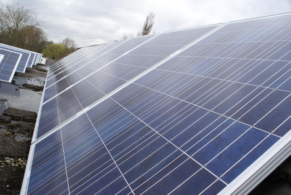 Blauwe zonnepanelen geplaatst op plat dak te Capelle aan de IJssel in december 2013 Blauwe zonnepanelen geplaatst op plat dak te Capelle aan de IJssel in december 2013