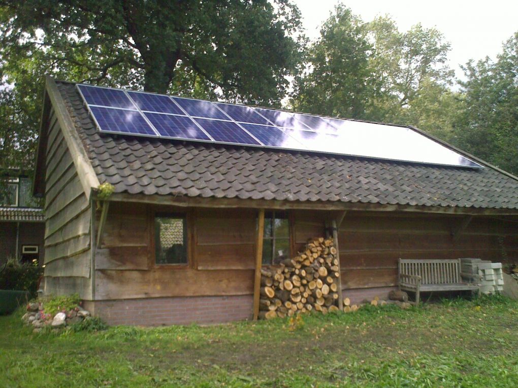 Blauwe zonnepanelen geplaatst op schuin dak te Orvelte in december 2013 Blauwe zonnepanelen geplaatst op schuin dak te Orvelte in december 2013