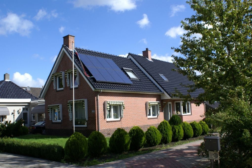 Zonnepanelen op schuin dak van de woning