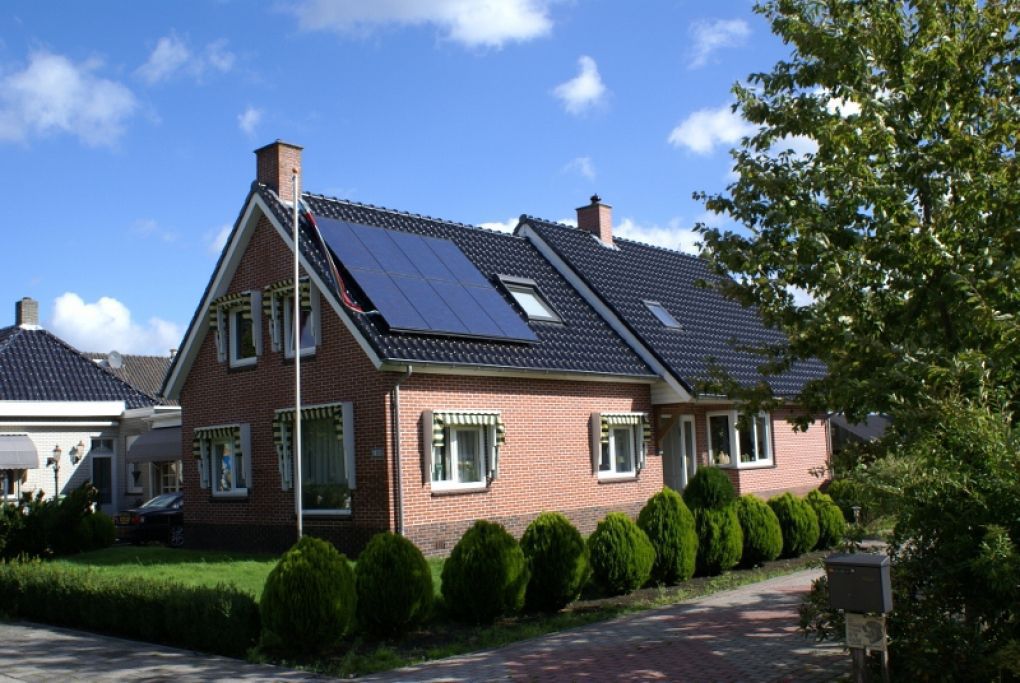 Zonnepanelen op schuin dak van de woning