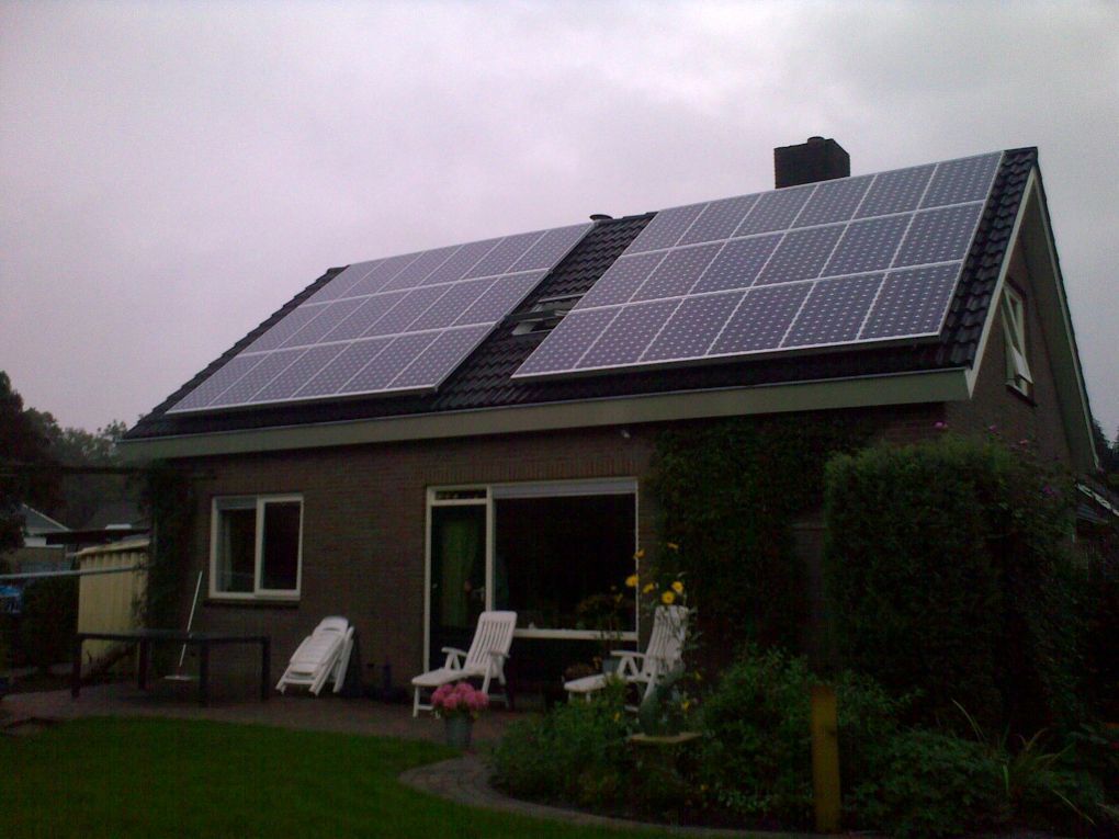 Blauwe zonnepanelen geplaatst op schuin dak te Zwartemeer in december 2013 Blauwe zonnepanelen geplaatst op schuin dak te Zwartemeer in december 2013