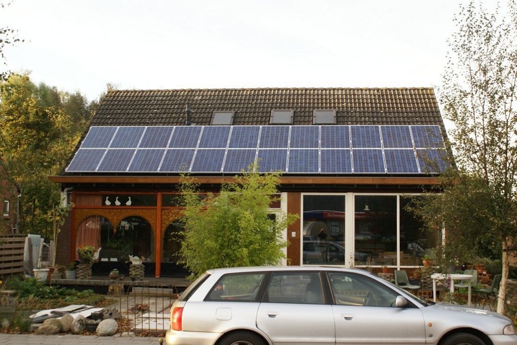 Blauwe zonnepanelen geplaatst op schuin dak te Bad Nieuweschans in oktober 2013 Blauwe zonnepanelen geplaatst op schuin dak te Bad Nieuweschans in oktober 2013