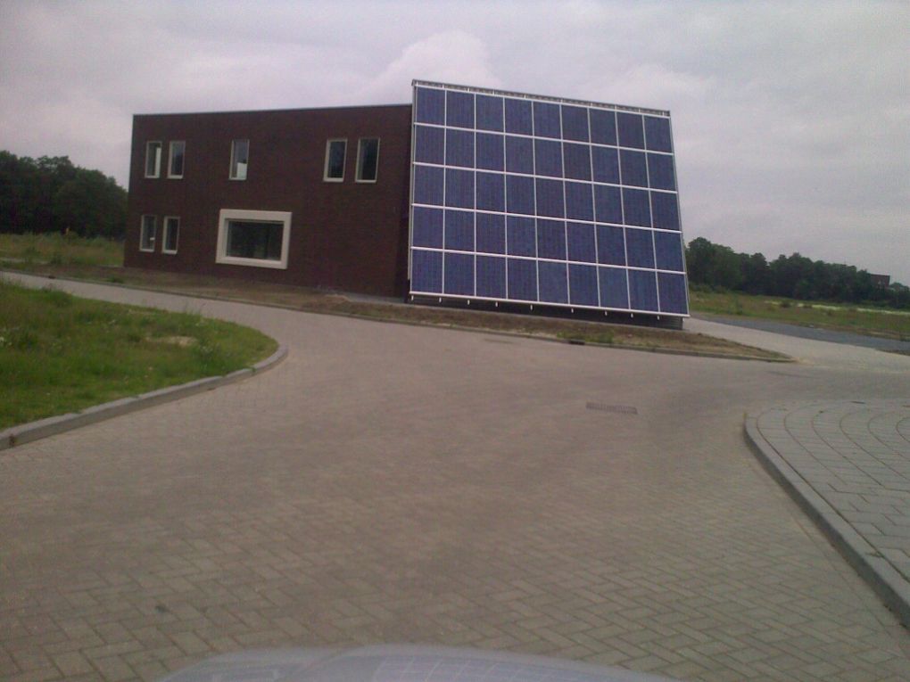 Blauwe zonnepanelen geplaatst aan gevel te Emmen in oktober 2013 Blauwe zonnepanelen geplaatst aan gevel te Emmen in oktober 2013