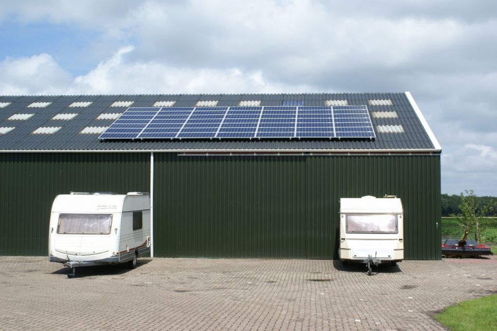 Dakloos Trolley luchthaven Blauwe zonnepanelen geplaatst op schuin dak te Bovensmilde in juni 2013