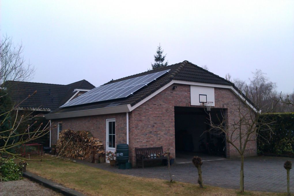 Blauwe zonnepanelen geplaatst op schuin dak te Emmen in juni 2013 Blauwe zonnepanelen geplaatst op schuin dak te Emmen in juni 2013