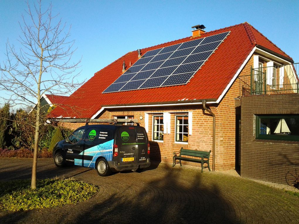 Blauwe zonnepanelen geplaatst op schuin dak te Oostwold in februari 2013 Blauwe zonnepanelen geplaatst op schuin dak te Oostwold in februari 2013
